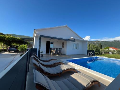 Holiday house Lole — 4-Star Luxury Hotel in Kastel Novi, Croatia