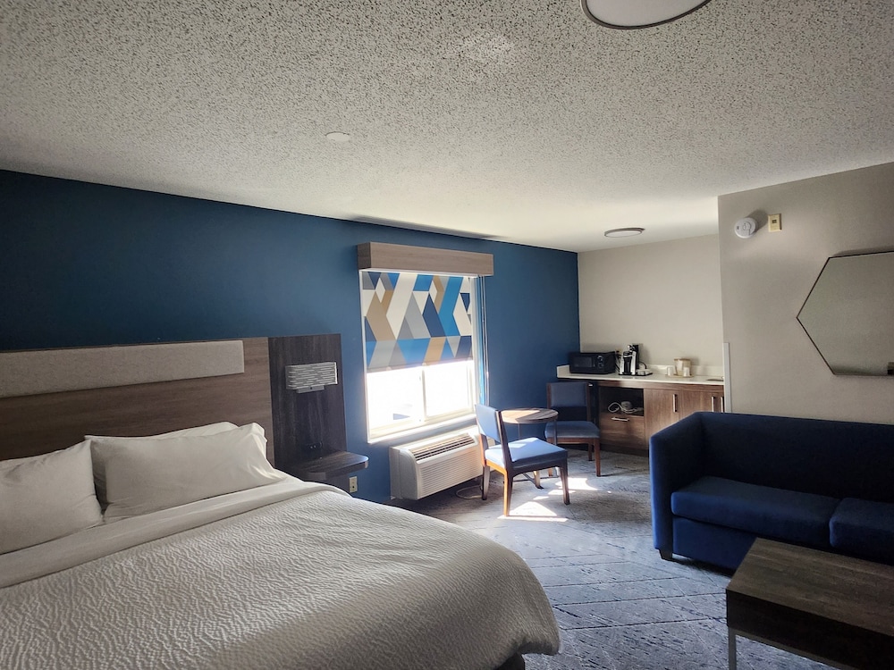 Holiday Inn Express & Suites Alliance by IHG - photo 14