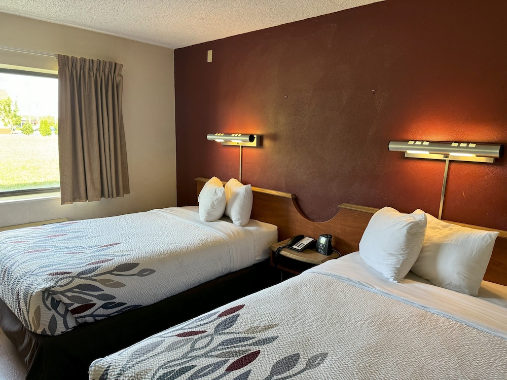 Red Roof Inn and Suites Cleveland Elyria - photo 9