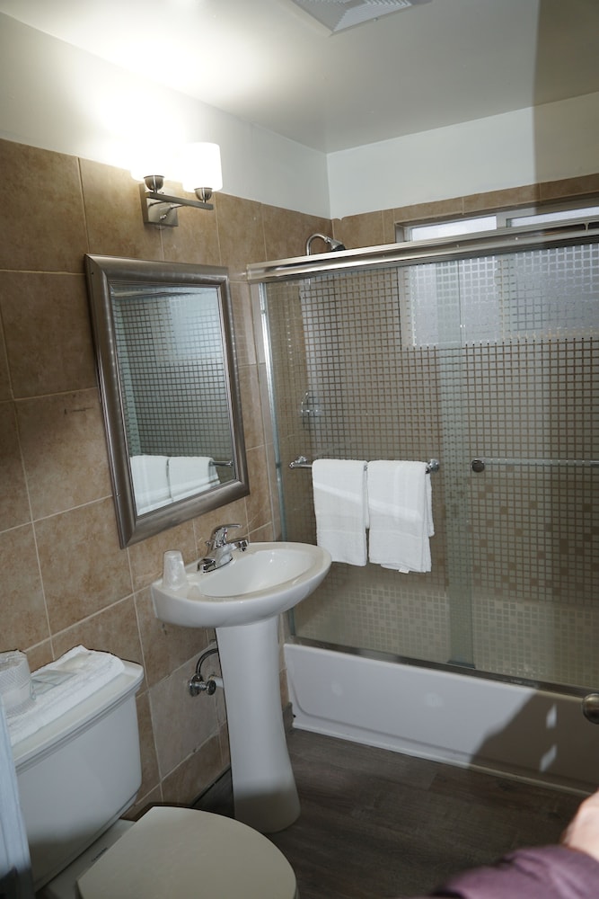 Emerald Motel - photo 12