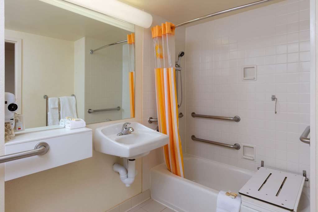 La Quinta Inn & Suites by Wyndham Garden City - photo 25