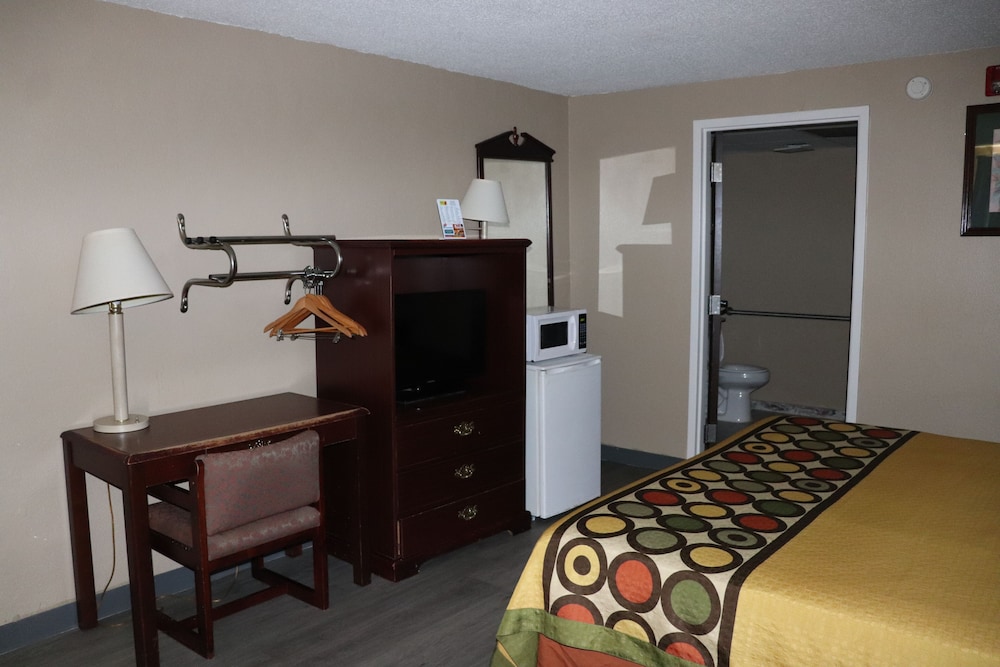 Super 8 by Wyndham Clarksville East - photo 4