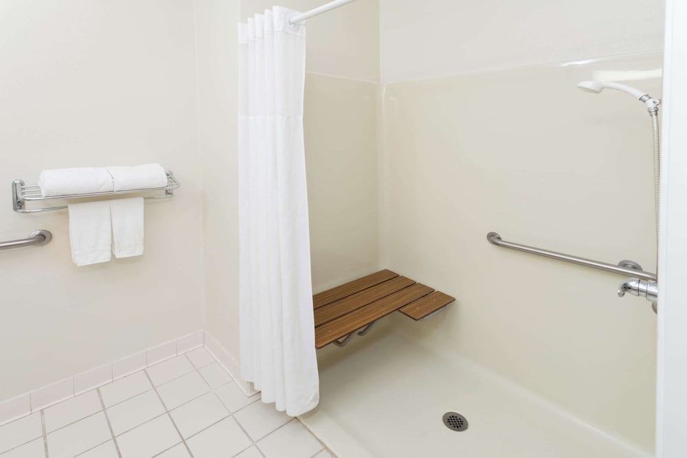 Super 8 by Wyndham Huntington - photo 11