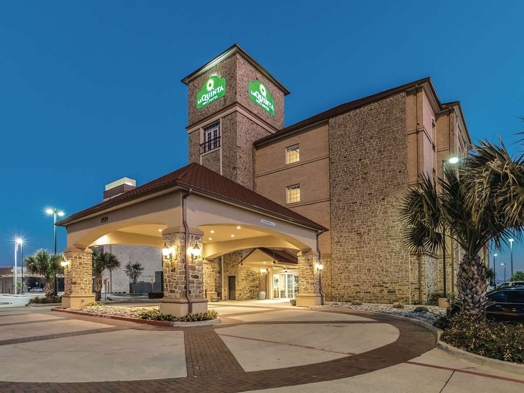 La Quinta Inn & Suites by Wyndham Dallas Grand Prairie South - photo 4
