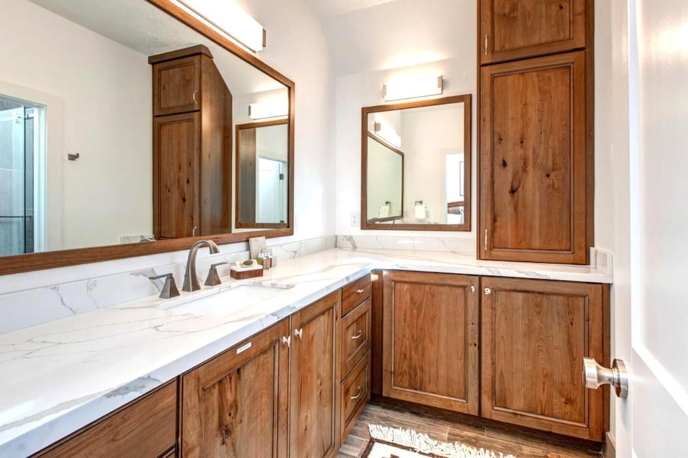 Red Pine Free Door to Ski shuttle Near Cabriolet at Canyons and Village Common hot tub Pool Tennis Gas Fireplace RPT 14t by KBM - photo 14