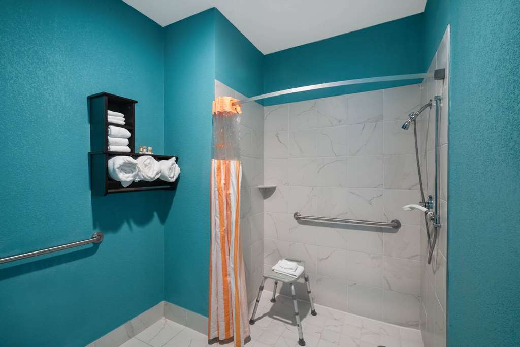 La Quinta Inn & Suites by Wyndham Knoxville East - photo 17