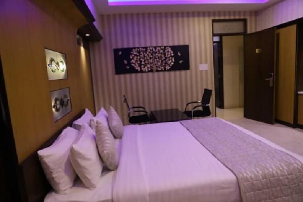 Iroomz Hotel SR Grand in Anantapur, India