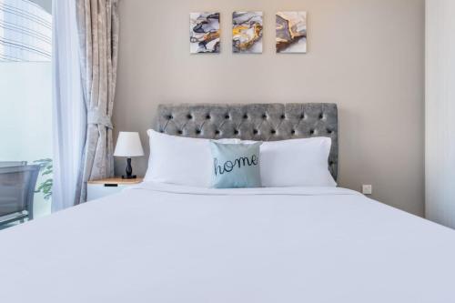 Canal Views Promotional Rate on Lovely 1BR by Deluxe Holiday Homes — 4-Star Luxury Hotel in Dubai, United Arab Emirates
