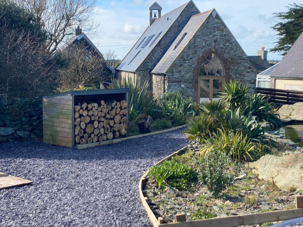 Converted chapel Sant Pedr Newydd with sea views from garden in Amlwch, United Kingdom