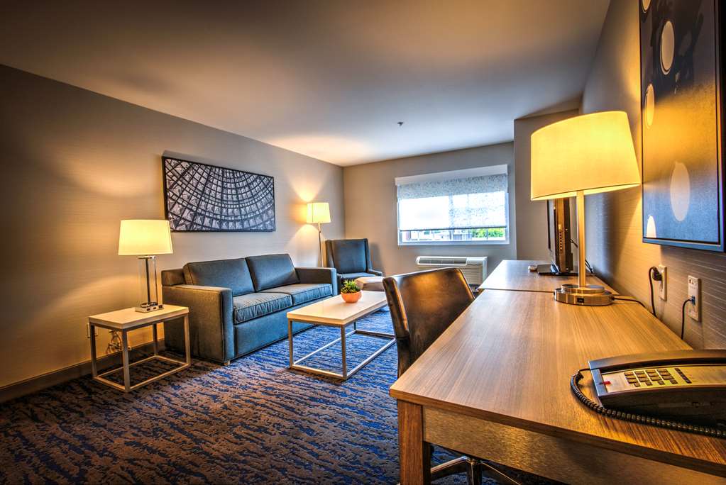 Best Western Plus Media Center Inn & Suites - photo 20