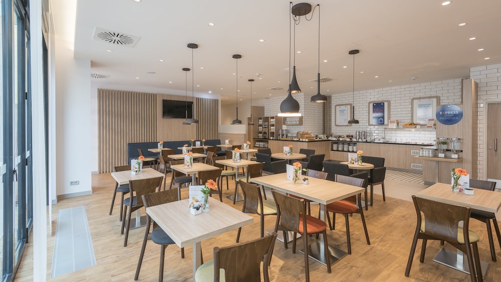 Holiday Inn Express Hotel & Suites Schulenburg by IHG - photo 66
