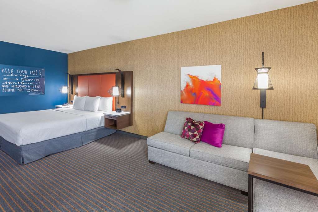 La Quinta Inn & Suites by Wyndham Houston East at Sheldon Rd - photo 12