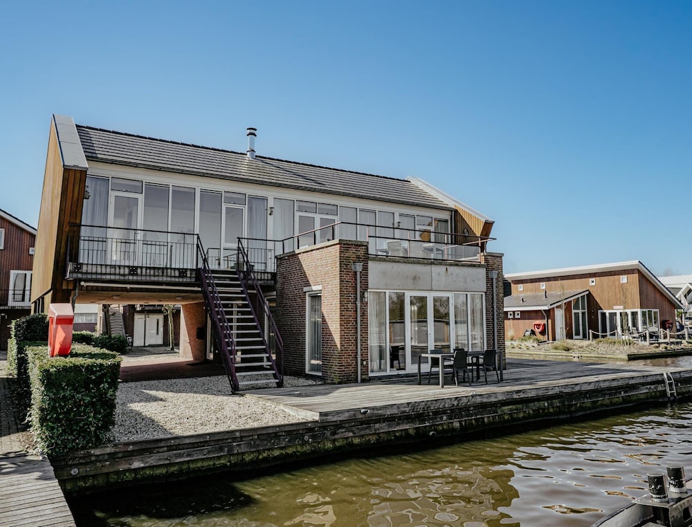 Penthouse With Lake Views — Uitgeest