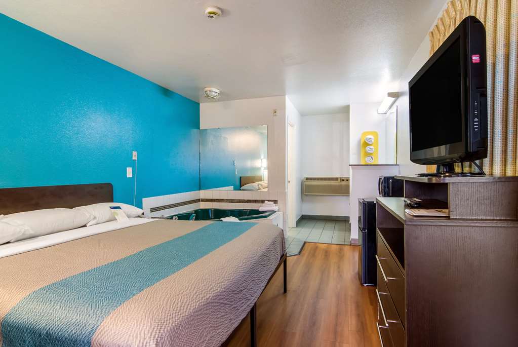 Motel 6 Portland Mall 205 - photo 5