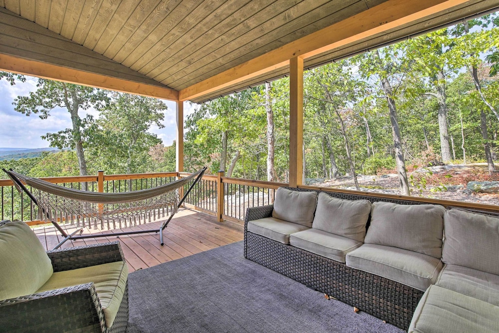 The Glabin Garrison Gem with Hot Tub and Fire Pit — hotel in Garrison