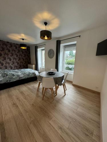 Studio 2eme Etage Centre Ville Local Velos Disponible in Mayenne, France