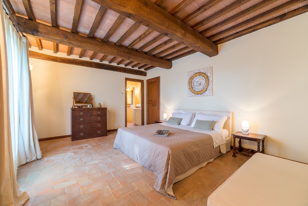 Appartamento Casaglia — 4-Star Luxury Hotel in San Gimignano, Italy