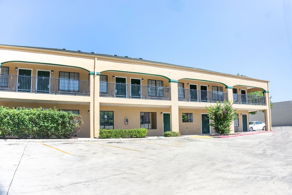 OYO Inn & Suites Medical Center San Antonio - photo 32
