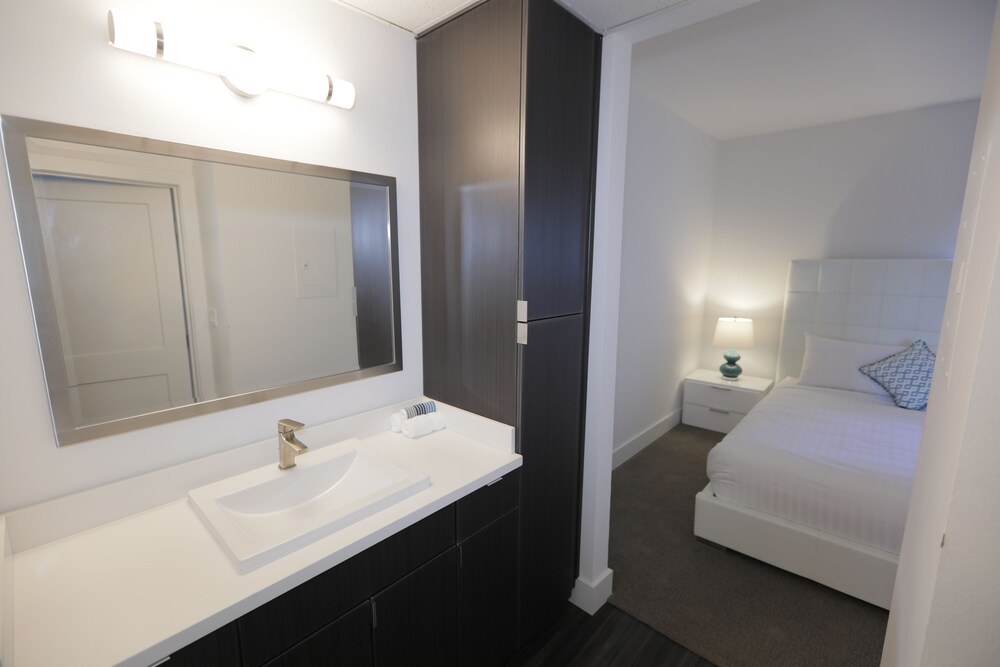 Hollywood Central Suites - photo 25