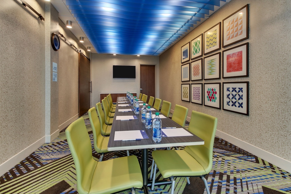 Holiday Inn Express & Suites Nashville Metrocenter Downtown by IHG - photo 59