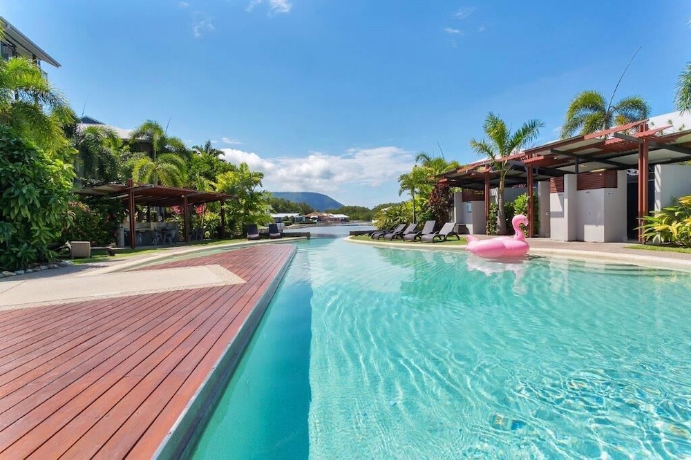 Blue Lagoon Lakeside Studio — 4-Star Luxury Hotel in Trinity Beach, Australia