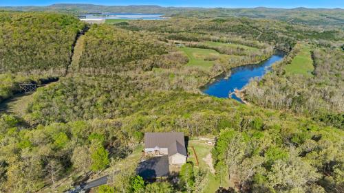 Sycamore Ranch Private MTB Trails Hot tub — 4-Star Luxury Hotel in Eureka Springs, United States