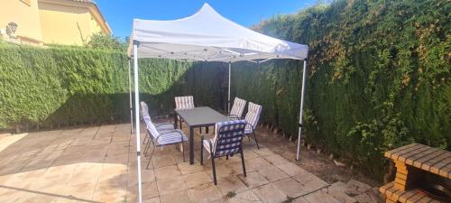 Adosado Calle Mar Cantabrico — 4-Star Luxury Hotel in La Pobla De Vallbona, Spain