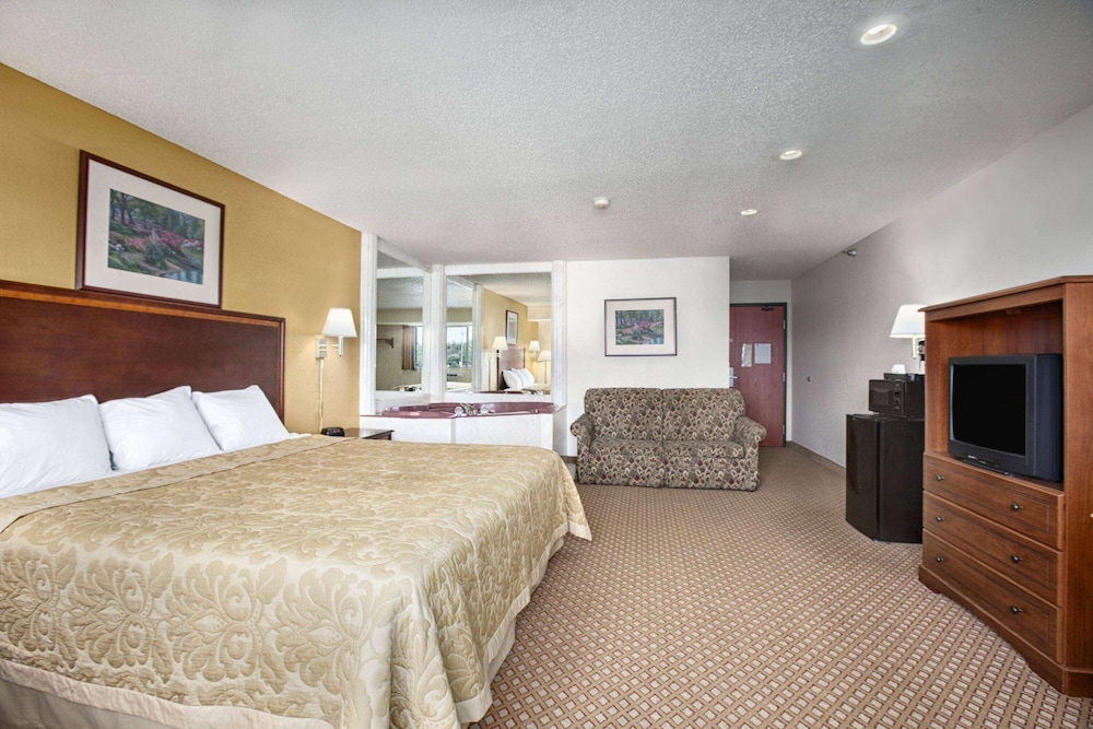 Super 8 by Wyndham Canton Livonia Area - photo 6