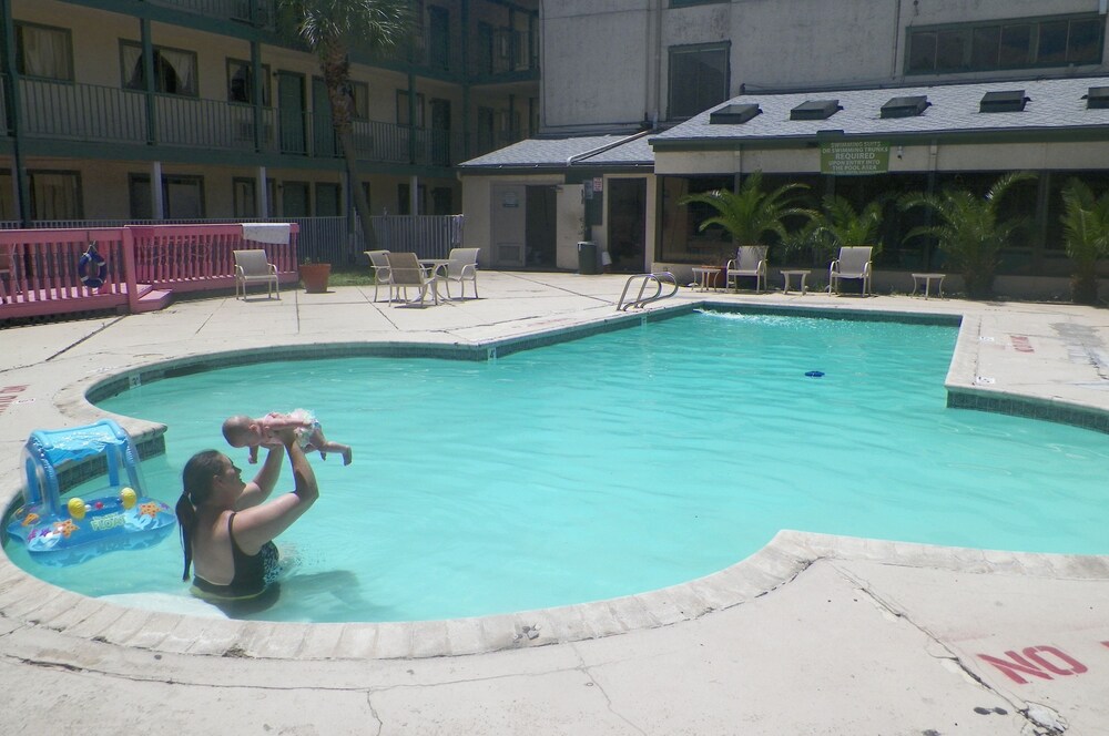Amerihome Inn & Suites - photo 12