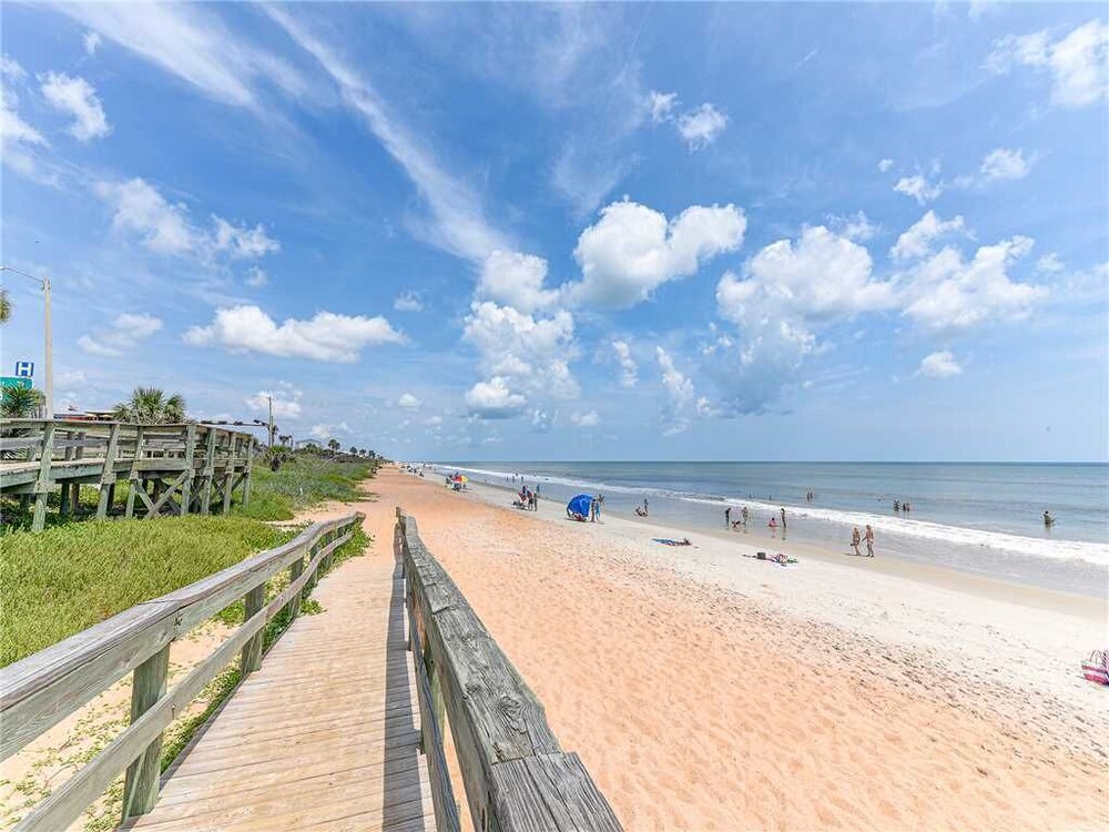 Island Retreat Upper B Ocean Front 2 Bedrooms Sleeps 6 - photo 19