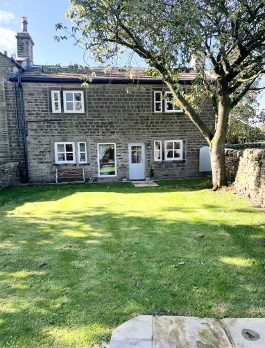 Bents Holiday Cottage parking and country views — 4-Star Luxury Hotel in Oxenhope, United Kingdom