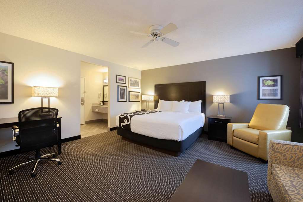 La Quinta Inn & Suites by Wyndham Cleveland Macedonia - photo 35