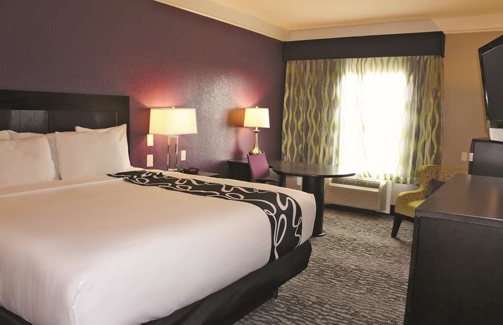 La Quinta Inn & Suites by Wyndham Pearland Houston South - photo 17
