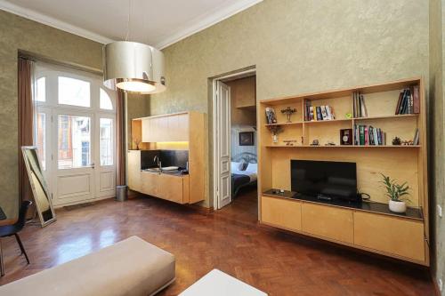 Central Tbilisi Modern 1BR Apt By Wehost — 4-Star Luxury Hotel in Tbilisi, Georgia