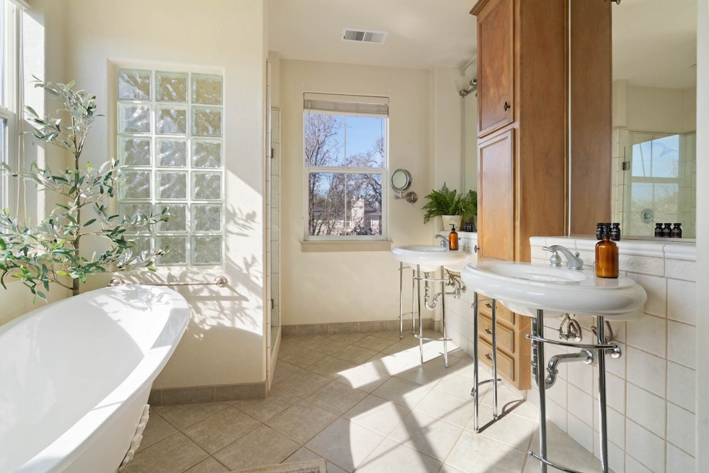 Fiano by Avantstay Centrally Located Haven w Stunning Courtyard & Pool Table - photo 21