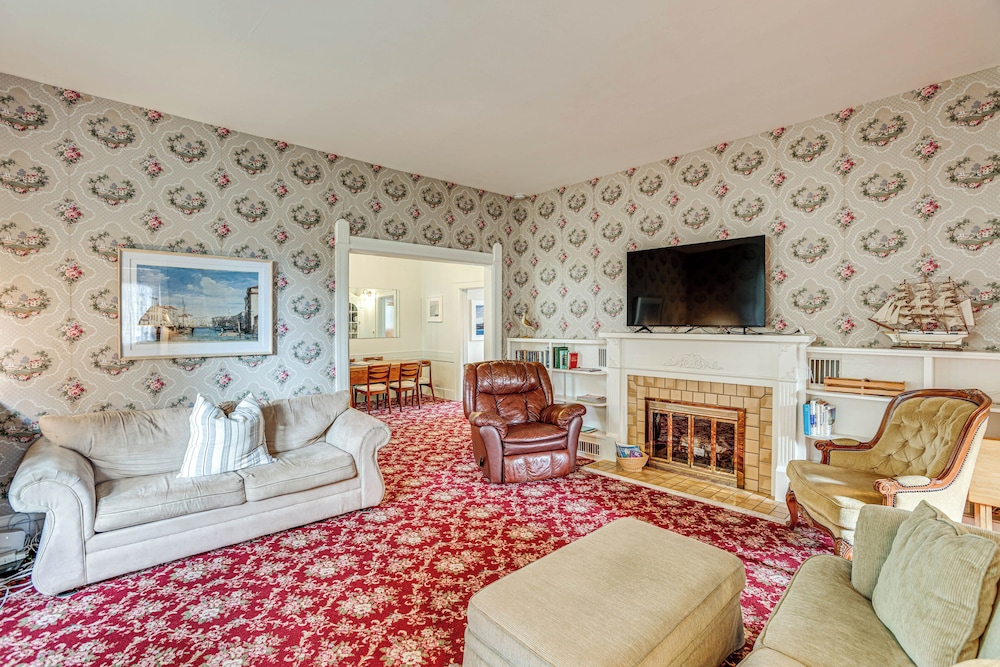 Walk to Lake Michigan & Dtwn: Coastal Grand’ in Ludington, United States