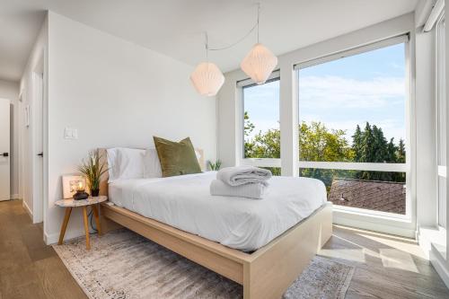Rooftop Patio with Waterview Private Garden & Grill 3BR 3BA Modern Cityscape - photo 20