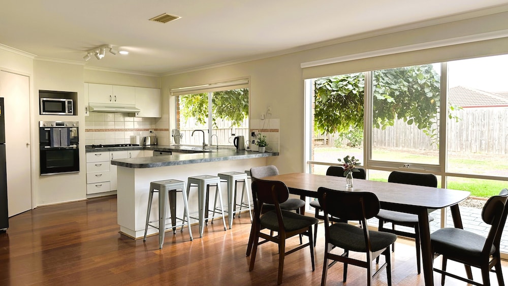 Close to Airport — 4-Star Luxury Hotel in Hillside, Australia