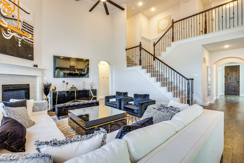 6 Mi to Lake Lewisville: Chic Retreat in Frisco in Frisco, United States