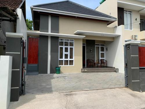 Griya Dipokusuman Homestay Jogja — 4-Star Luxury Hotel in Yogyakarta, Indonesia