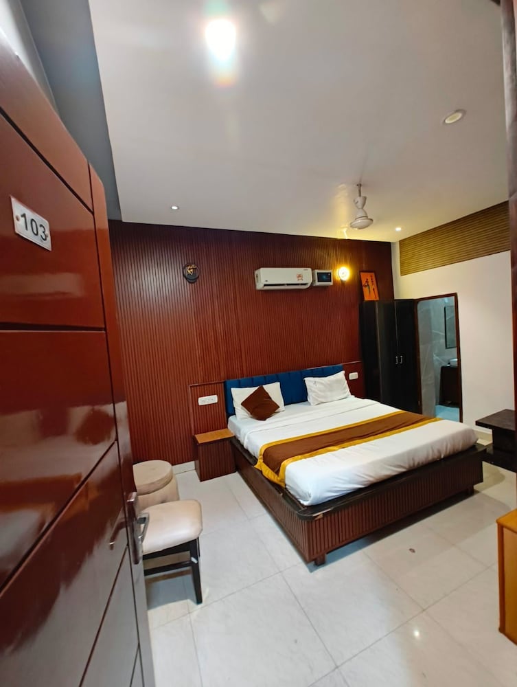 The Royal Hotel — Bareilly — photo 2
