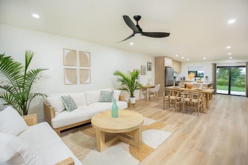 The Boho Bliss Lakeview Elegance 3miles Downtown in Naples, United States