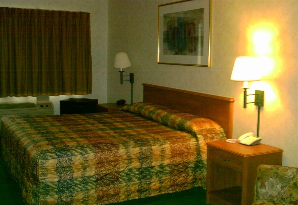 Campton Parkway Inn - photo 8