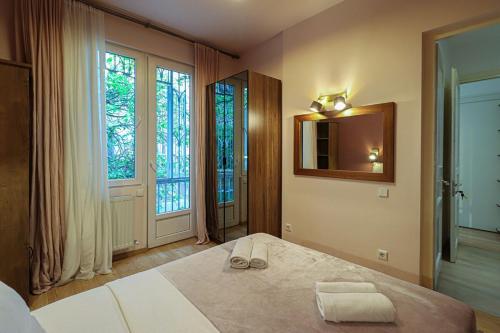 Stylish 2BR Apt in Vake Central Tbilisi By Wehost
