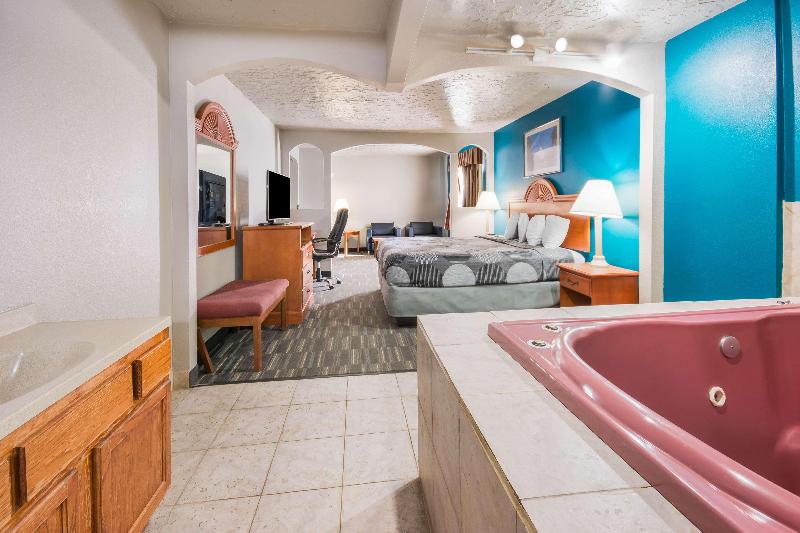 Econo Lodge Inn & Suites Oklahoma City - photo 15