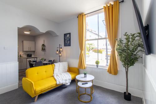 Open Mind Property Cosy Apartment with 3 Beds — 4-Star Luxury Hotel in Portsmouth, United Kingdom