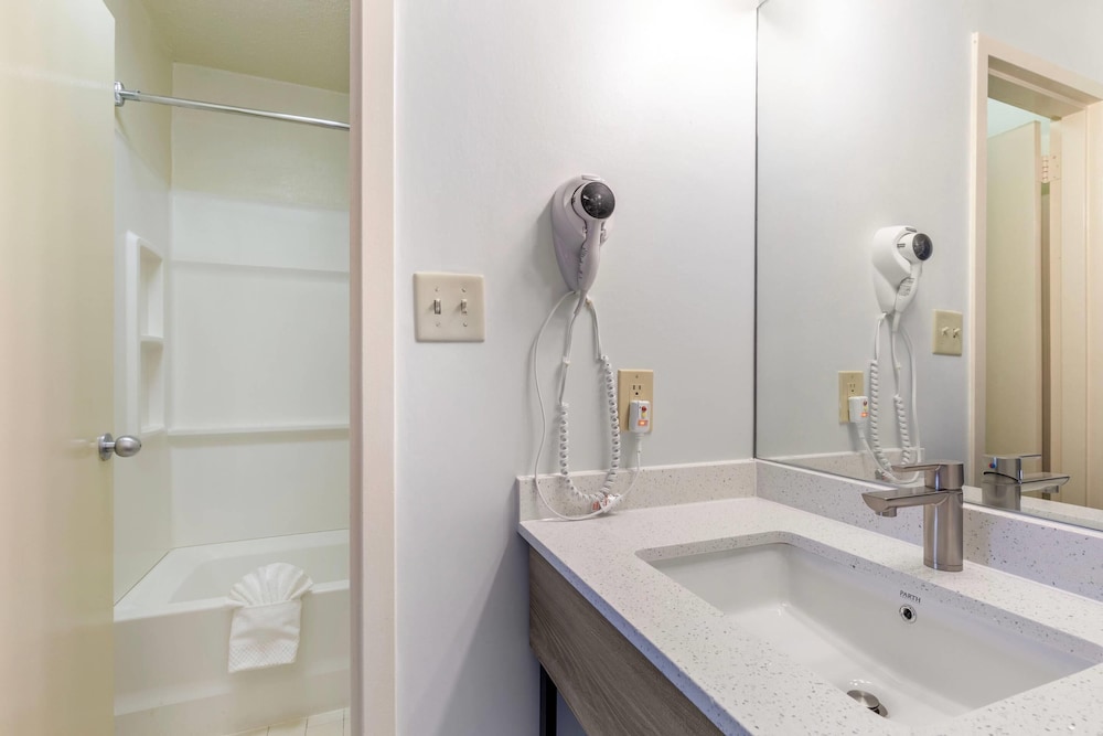 Suburban Studios Tysons Corner - photo 17