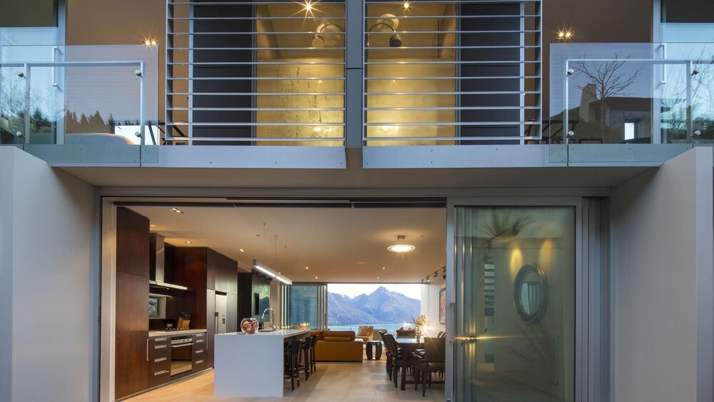 Villa De Luxe a Relax it's Done luxury holiday home — 4-Star Luxury Hotel in Queenstown, New Zealand