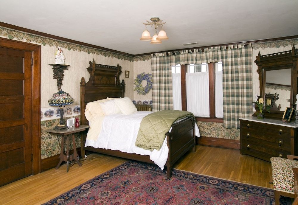 The Victorian Tudor Inn - photo 6