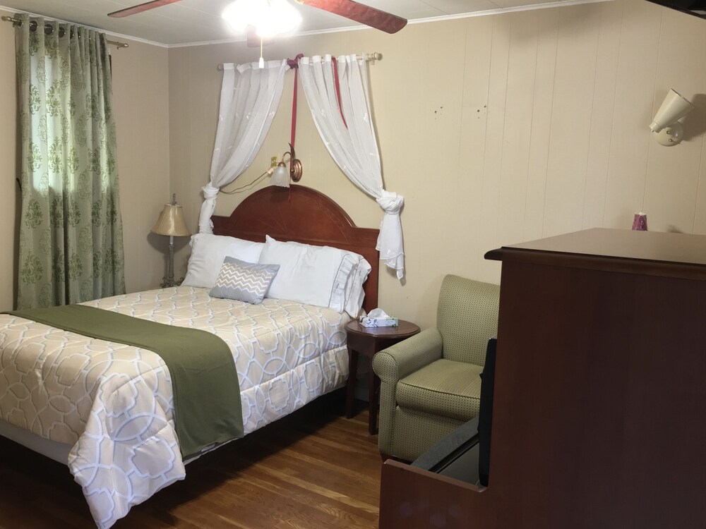 CedarWood Inn - photo 23